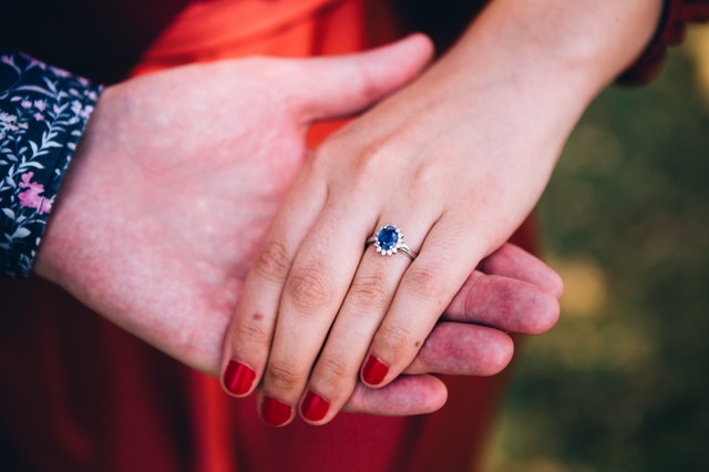 Tips To Master Your Engagement Photos 