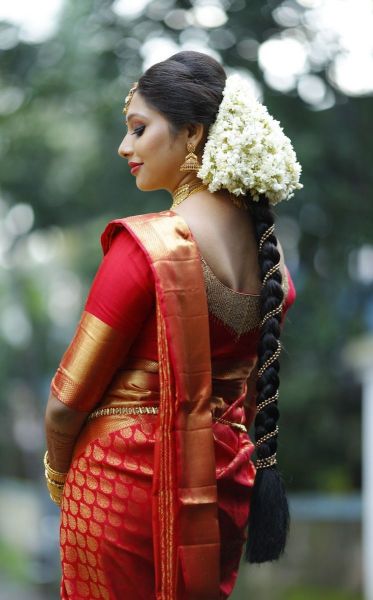 Vijiis Beauty - WEDDING HAIRSTYLE ♥️ South Indian bridal look is definitely  incomplete without an elaborately adorned hairstyle. Be it their  jada-covered long braids or flower bouquet buns, South Indian bridal  hairstyles